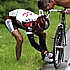 Andy Schleck doit descendre de son vlo pendant la 6me tape du Tour d'Autriche 2005
